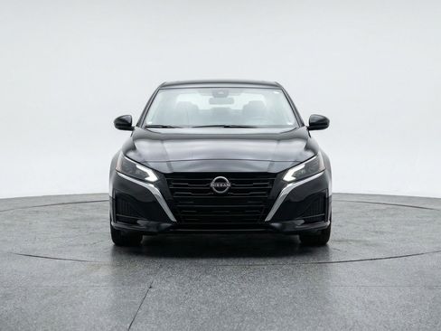 Used 2025 Nissan Altima 2.5 SV image 2