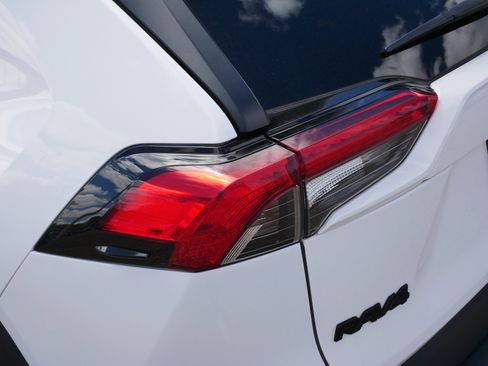 Used 2022 Toyota RAV4 LE w/ Carpet Mat Package (TMS) AWD/4WD image 17