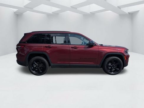 Used 2023 Jeep Grand Cherokee Altitude AWD/4WD image 3