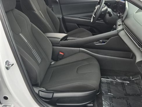 Certified 2025 Hyundai Elantra SEL FWD image 17