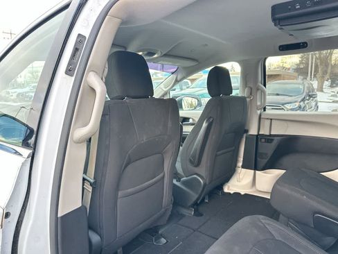Used 2018 Chrysler Pacifica LX image 23