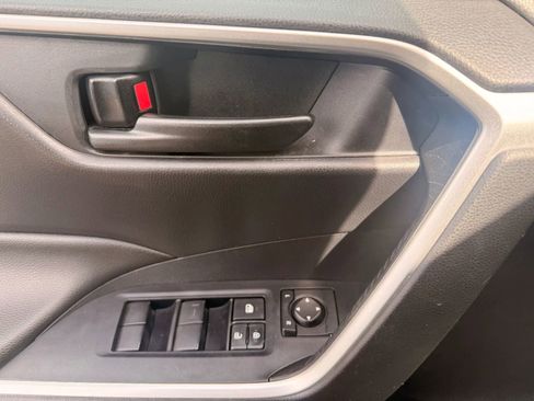 Used 2021 Toyota RAV4 LE image 9