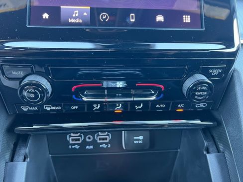 New 2025 Jeep Grand Cherokee Laredo image 4