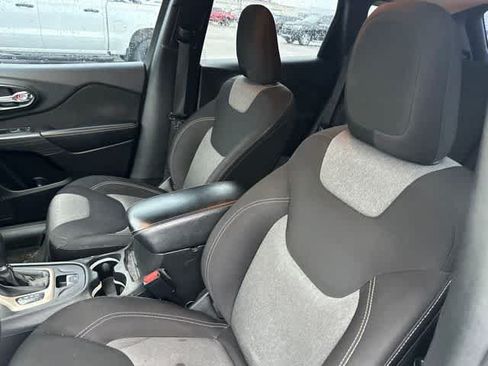 Used 2015 Jeep Cherokee Sport FWD image 3