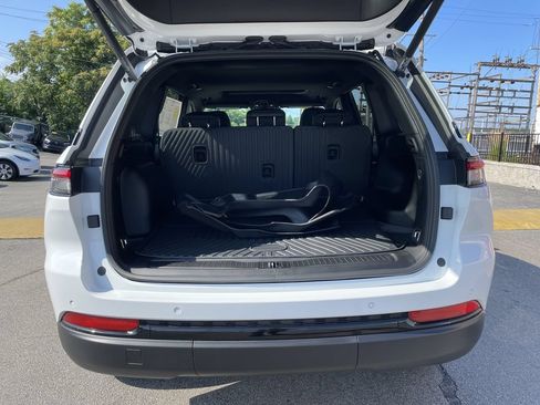 Used 2025 Jeep Grand Cherokee Altitude AWD/4WD image 13