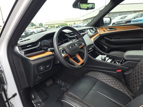 Used 2025 Jeep Grand Cherokee L Summit AWD/4WD image 19