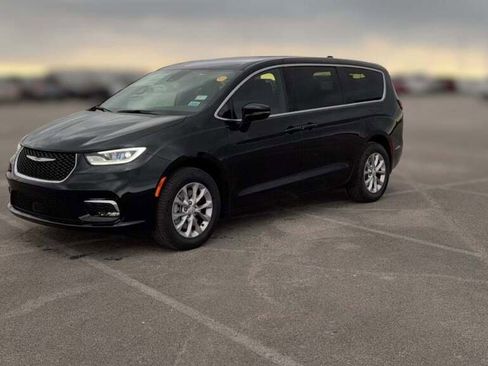 New 2026 Chrysler Pacifica Select image 1