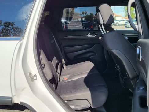 Used 2018 Jeep Grand Cherokee Laredo RWD image 19