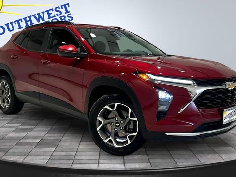 Used 2025 Chevrolet Trax LT FWD image 3