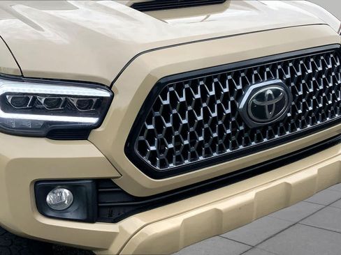 Used 2018 Toyota Tacoma TRD Sport w/ Technology Package AWD/4WD image 29
