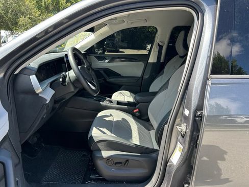 Certified 2025 Volkswagen Tiguan SE FWD image 15