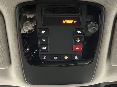 Used 2025 Kia Carnival EX FWD image 35