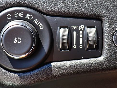 Used 2019 Jeep Cherokee Latitude Plus w/ Comfort/Convenience Group FWD image 42
