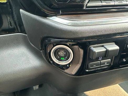 Used 2025 GMC Sierra 1500 SLT AWD/4WD image 33