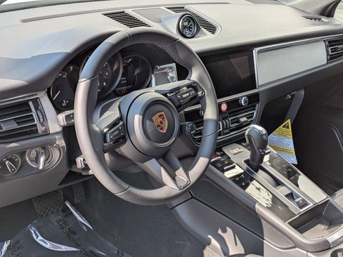 New 2026 Porsche Macan image 4