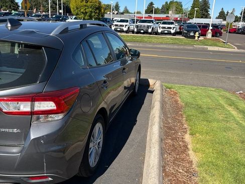 Used 2018 Subaru Impreza 2.0i Premium w/ Popular Package #2 AWD/4WD image 11