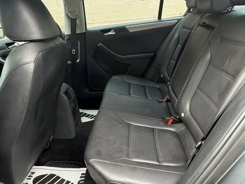 Used 2017 Volkswagen Jetta SE FWD image 9