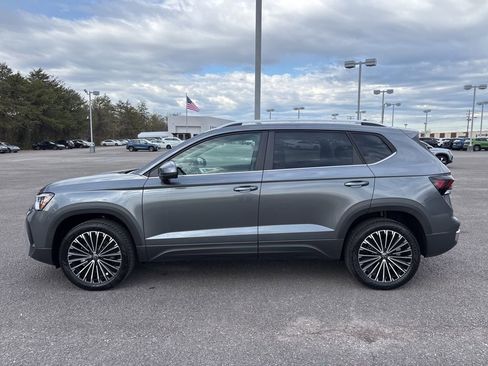 New 2026 Volkswagen Taos SE FWD image 3