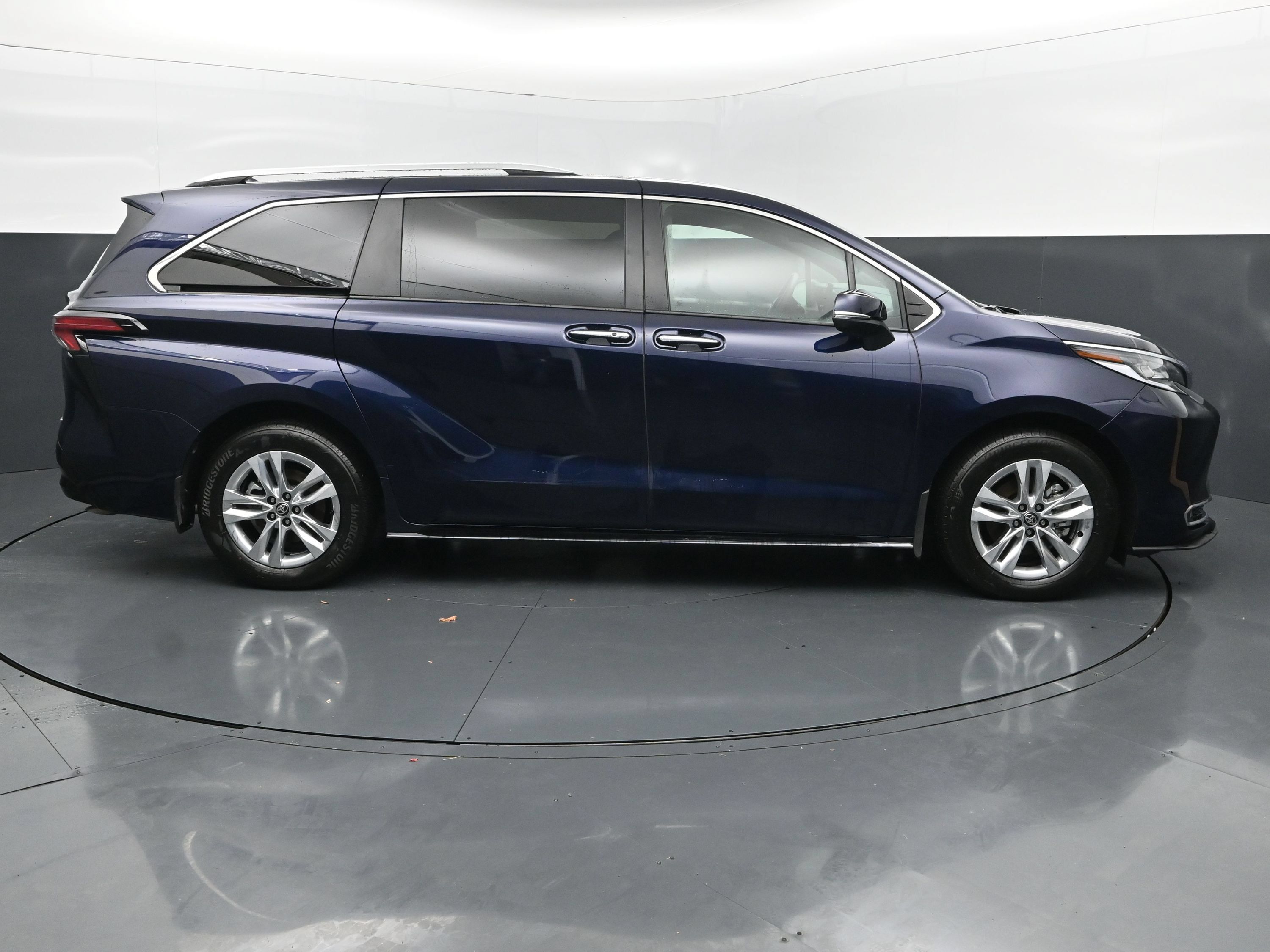 Used 2026 Toyota Sienna Limited FWD image 6