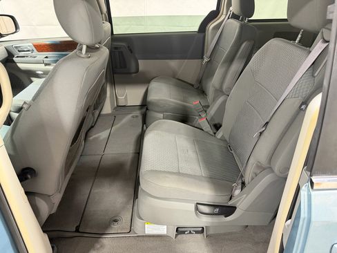 Used 2009 Chrysler Town & Country Touring w/ Flexible Seating Group image 19