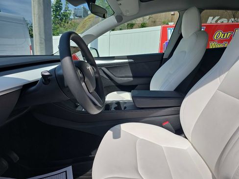 Used 2023 Tesla Model Y AWD image 19