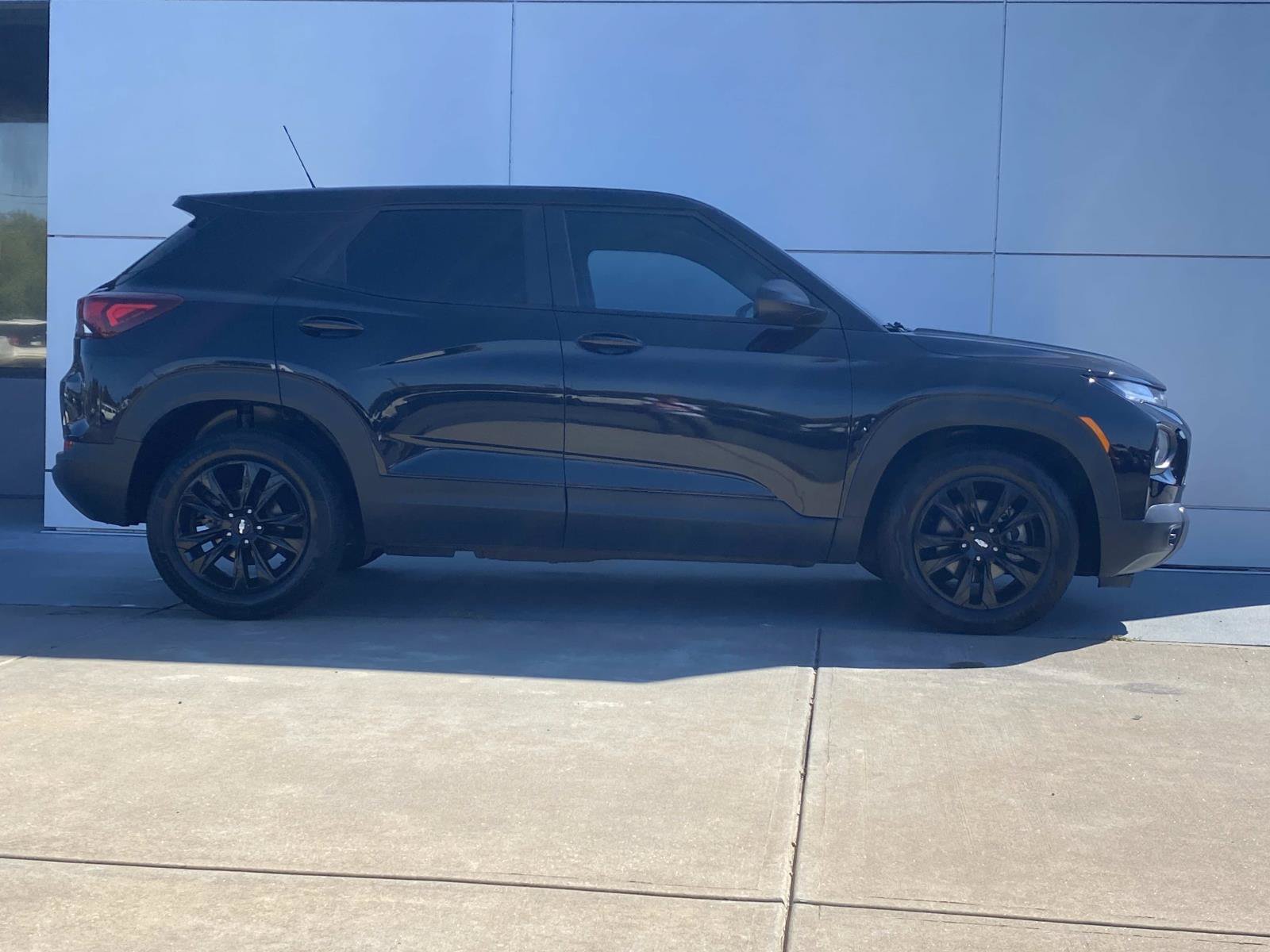 Used 2021 Chevrolet TrailBlazer LS w/ LPO, Blackout Package FWD image 3