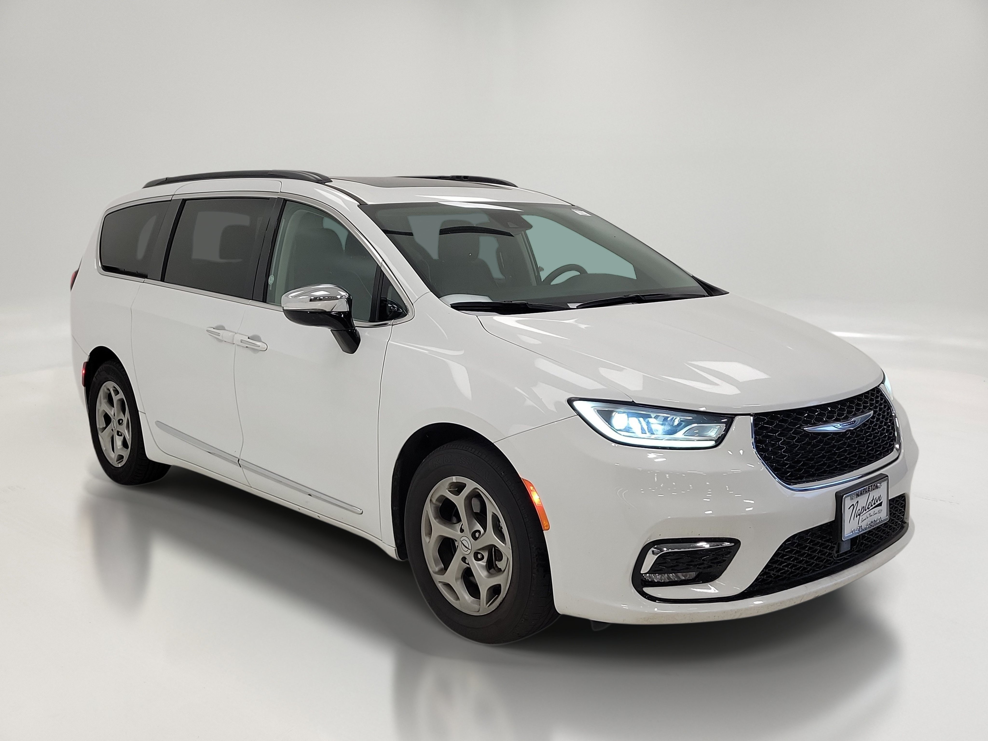 Used 2023 Chrysler Pacifica Limited FWD image 3