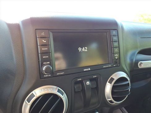 Used 2016 Jeep Wrangler Sahara w/ Dual Top Group AWD/4WD image 21