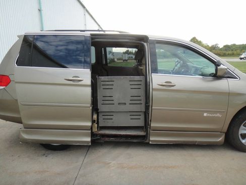 Used 2010 Honda Odyssey Touring image 4