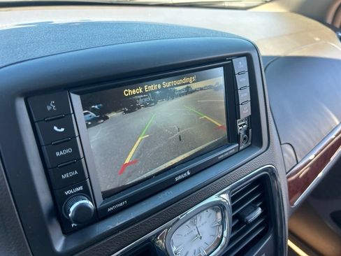Used 2015 Chrysler Town & Country Touring FWD image 15