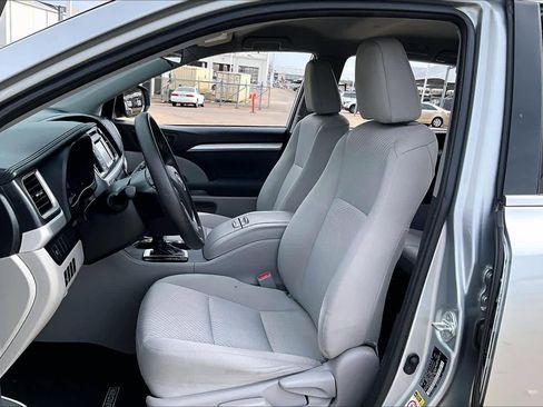 Used 2019 Toyota Highlander LE image 8