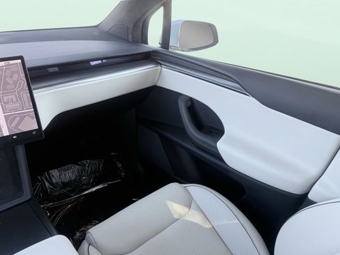 Used 2022 Tesla Model X Plaid image 78