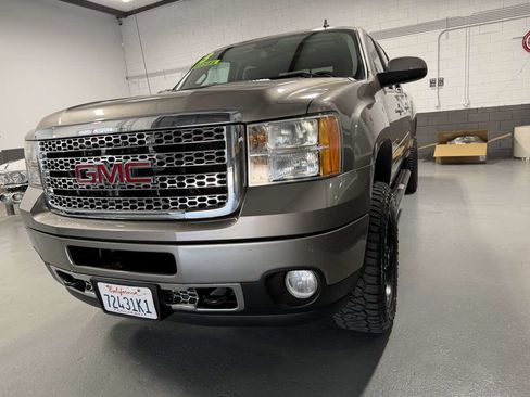 Used 2013 GMC Sierra 2500 Denali w/ Suspension Package, Off-Road AWD/4WD image 9