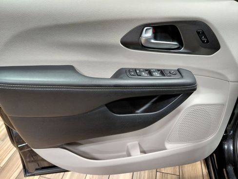 Certified 2024 Chrysler Pacifica Touring-L FWD image 40