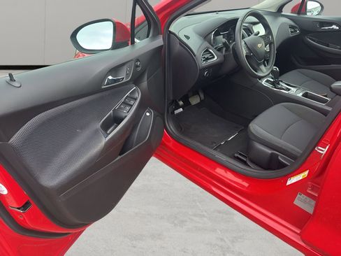 Used 2017 Chevrolet Cruze LT image 9