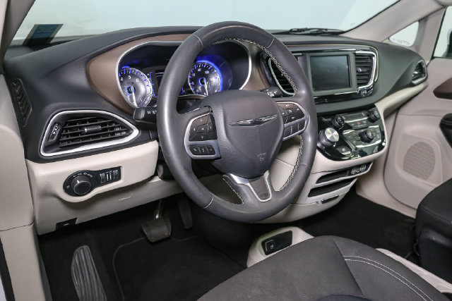 Used 2022 Chrysler Voyager LX FWD image 20