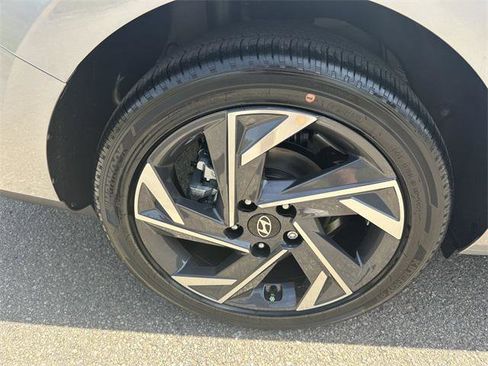 New 2025 Hyundai Elantra SEL image 17