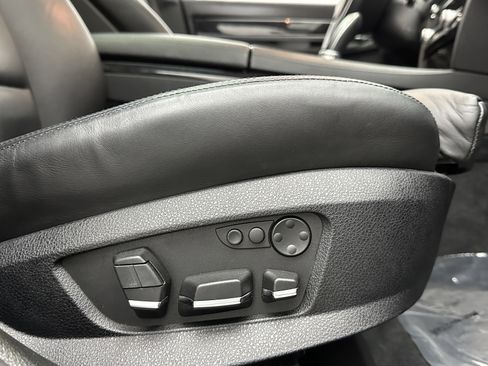 Used 2011 BMW 750i image 36