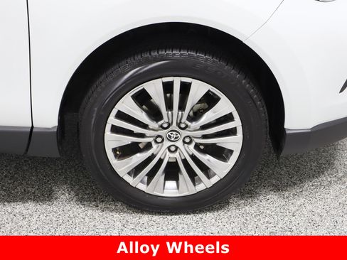 Used 2024 Toyota Venza LE image 5