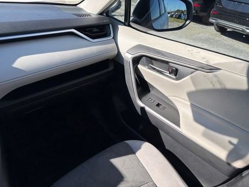 Used 2020 Toyota RAV4 XLE w/ Convenience Package FWD image 21