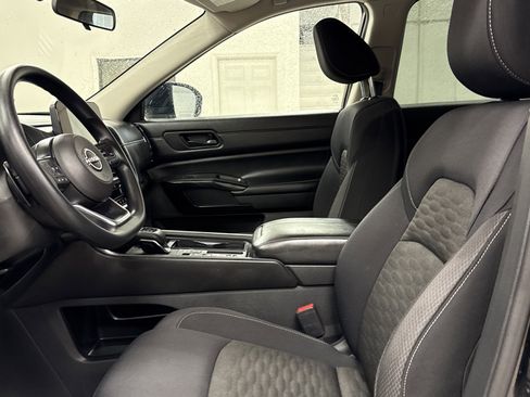 Used 2024 Nissan Pathfinder S image 3
