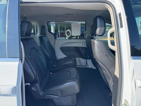 Used 2024 Chrysler Pacifica Touring-L FWD image 10