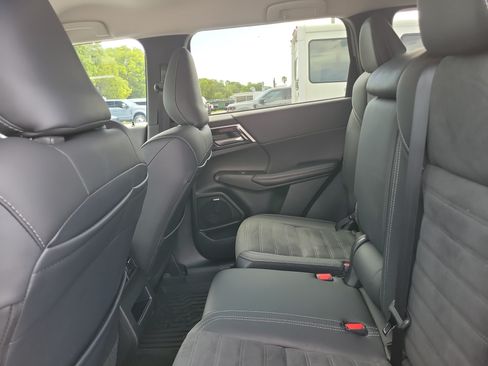 Used 2025 Mitsubishi Outlander SE FWD image 14