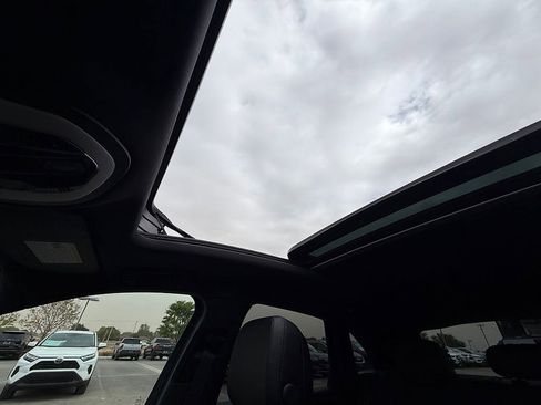 Used 2025 Porsche Macan AWD/4WD image 22