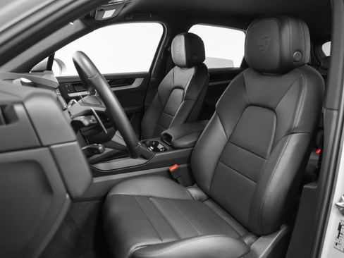 Certified 2025 Porsche Cayenne AWD/4WD image 45