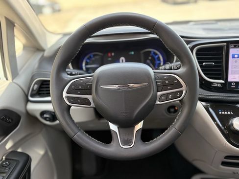 Used 2024 Chrysler Pacifica Limited FWD image 15