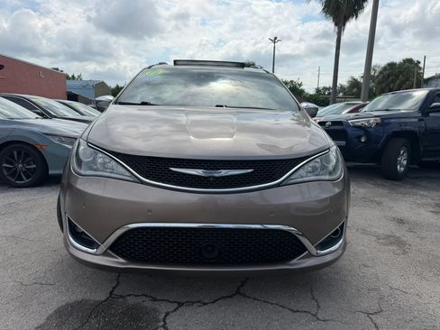 Used 2018 Chrysler Pacifica Limited w/ Advanced Safetytec Group FWD image 2