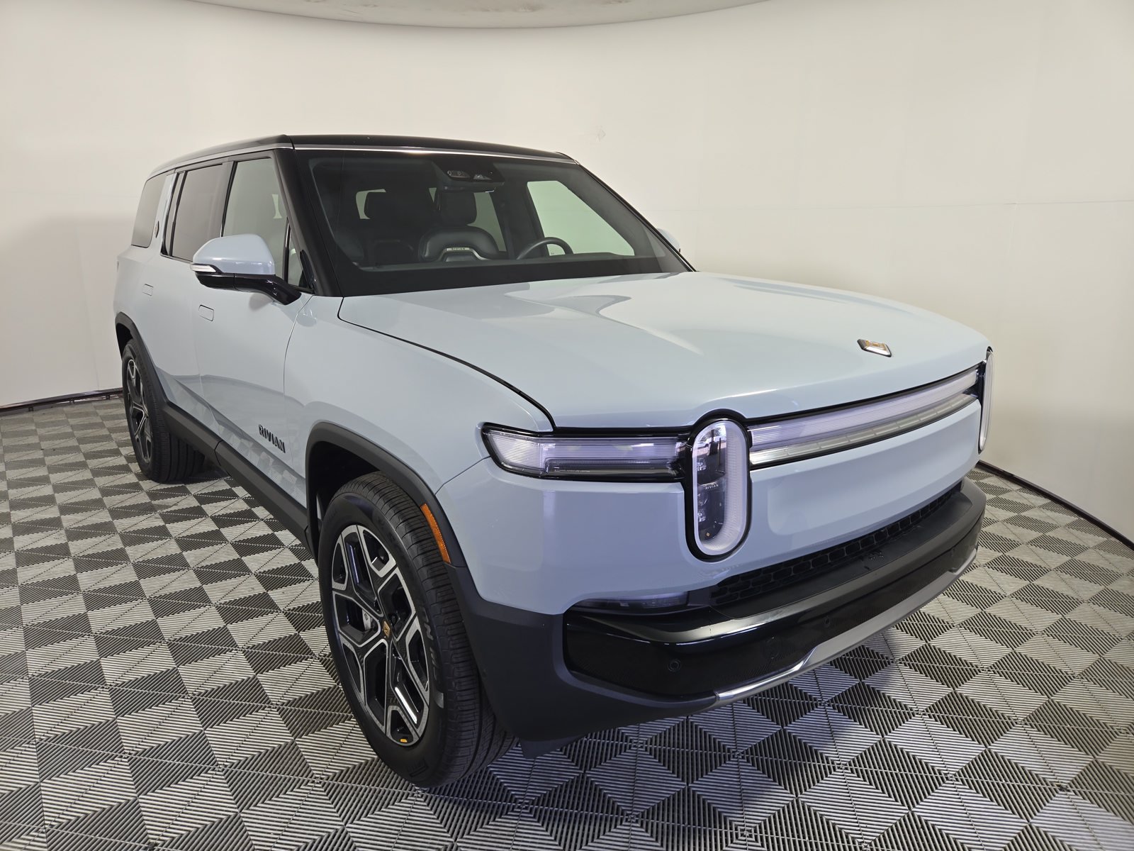 Used 2025 Rivian R1S Adventure Dual AWD/4WD image 7