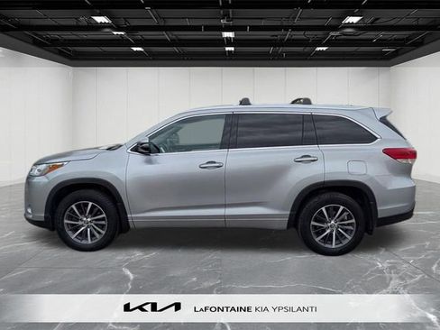 Used 2018 Toyota Highlander XLE AWD/4WD image 2