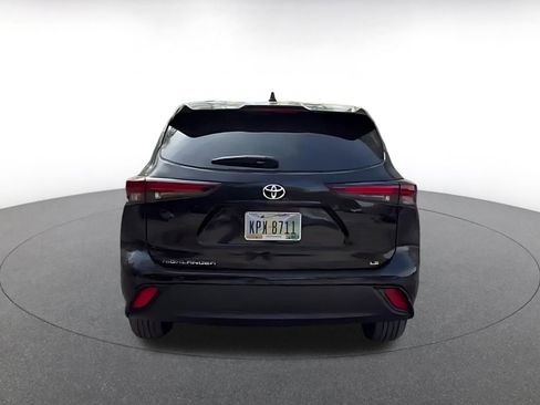 Used 2025 Toyota Highlander LE FWD image 12